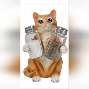 Adorable Cat Salt and Pepper Shaker Set